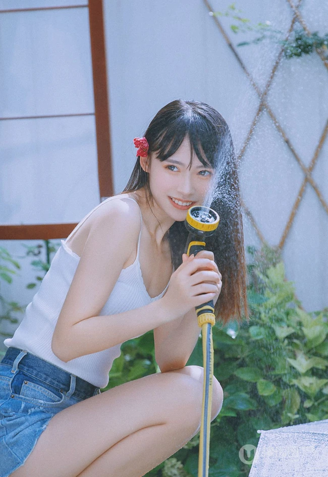 后花园玩水的甜少女，yyds的清凉肩带背心加牛仔短裤很夏日！