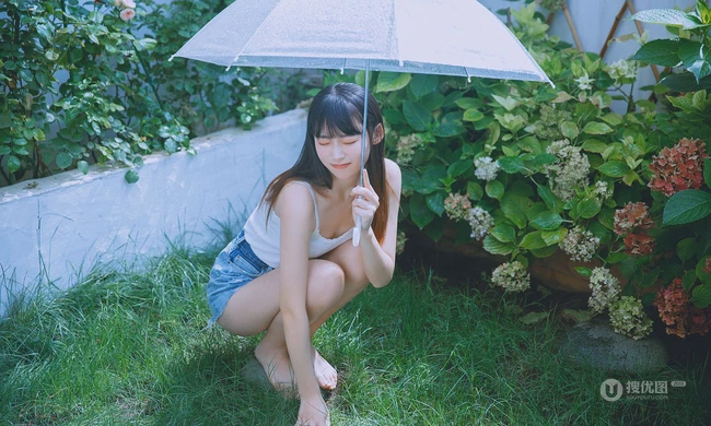 后花园玩水的甜少女，yyds的清凉肩带背心加牛仔短裤很夏日！