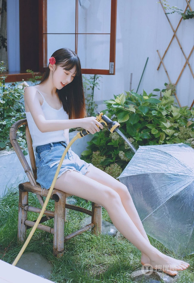 后花园玩水的甜少女，yyds的清凉肩带背心加牛仔短裤很夏日！