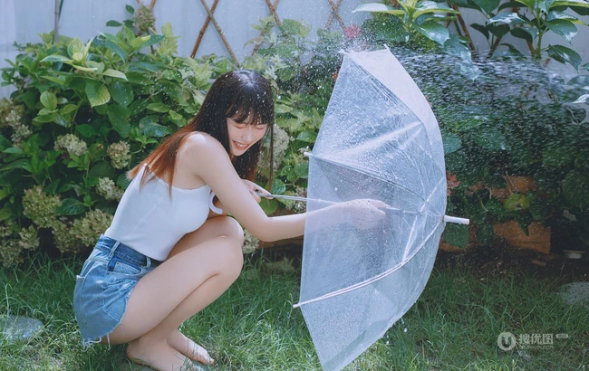 后花园玩水的甜少女，yyds的清凉肩带背心加牛仔短裤很夏日！