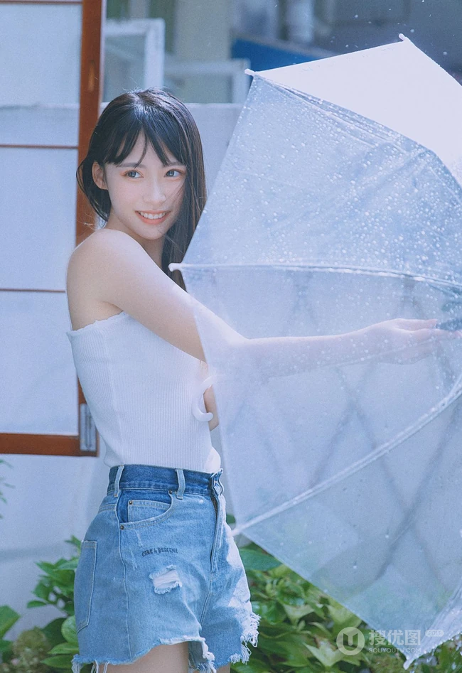 后花园玩水的甜少女，yyds的清凉肩带背心加牛仔短裤很夏日！