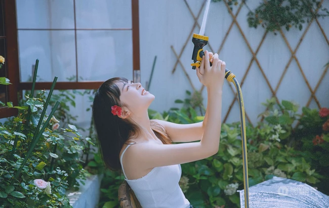 后花园玩水的甜少女，yyds的清凉肩带背心加牛仔短裤很夏日！