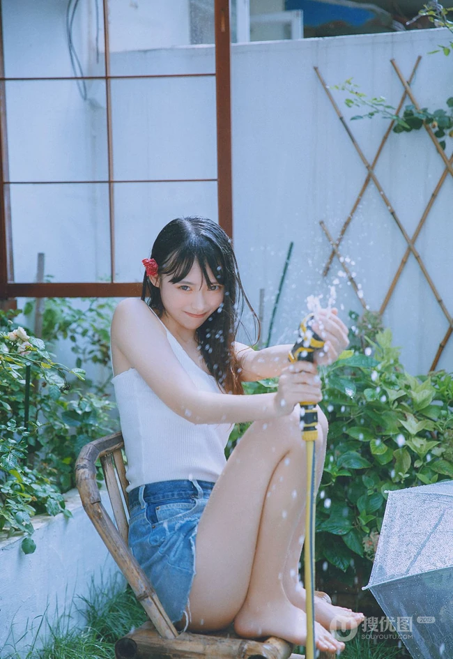 后花园玩水的甜少女，yyds的清凉肩带背心加牛仔短裤很夏日！