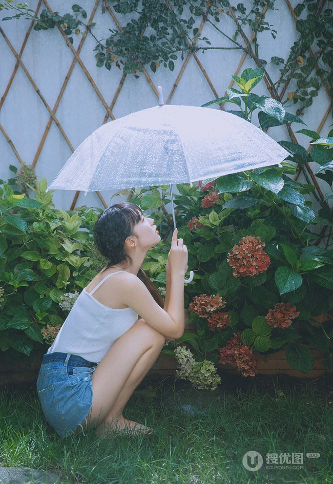后花园玩水的甜少女，yyds的清凉肩带背心加牛仔短裤很夏日！