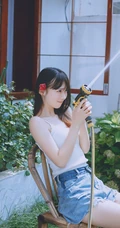 后花园玩水的甜少女，yyds的清凉肩带背心加牛仔短裤很夏日！
