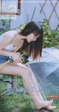 后花园玩水的甜少女，yyds的清凉肩带背心加牛仔短裤很夏日！