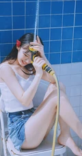 后花园玩水的甜少女，yyds的清凉肩带背心加牛仔短裤很夏日！
