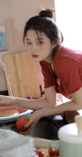厨房里洗洗漱漱的可爱美丽少女身影唯美居家休闲装写真美照图集
