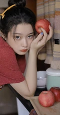厨房里洗洗漱漱的可爱美丽少女身影唯美居家休闲装写真美照图集