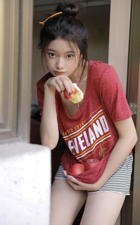厨房里洗洗漱漱的可爱美丽少女身影唯美居家休闲装写真美照图集