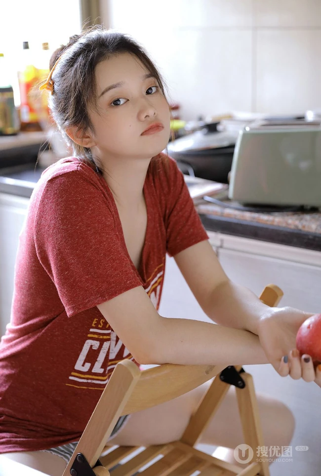 厨房里洗洗漱漱的可爱美丽少女身影唯美居家休闲装写真美照图集