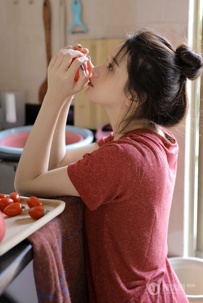厨房里洗洗漱漱的可爱美丽少女身影唯美居家休闲装写真美照图集
