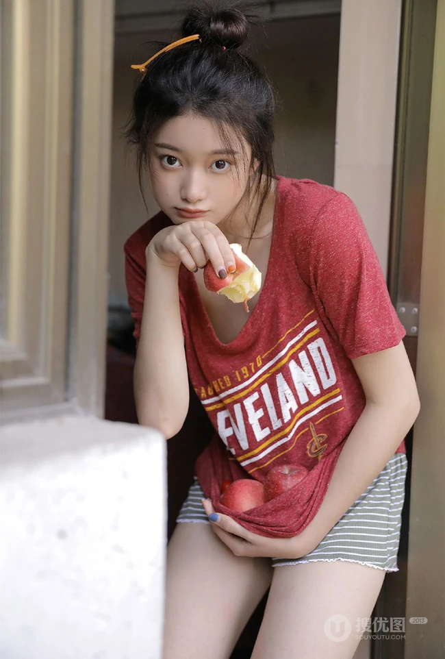 厨房里洗洗漱漱的可爱美丽少女身影唯美居家休闲装写真美照图集