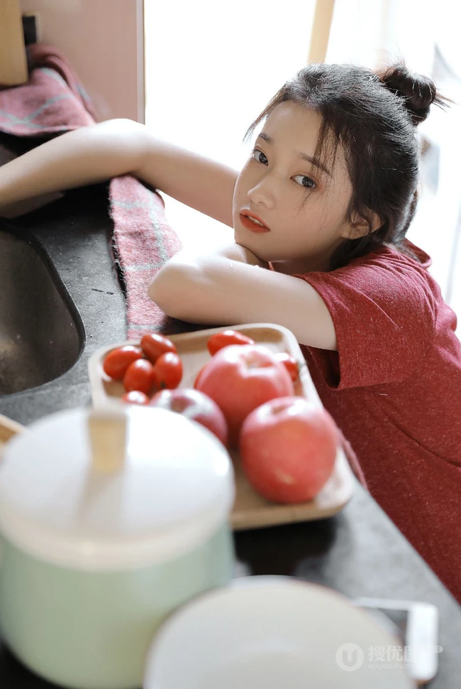 厨房里洗洗漱漱的可爱美丽少女身影唯美居家休闲装写真美照图集