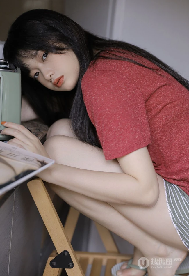 厨房里洗洗漱漱的可爱美丽少女身影唯美居家休闲装写真美照图集