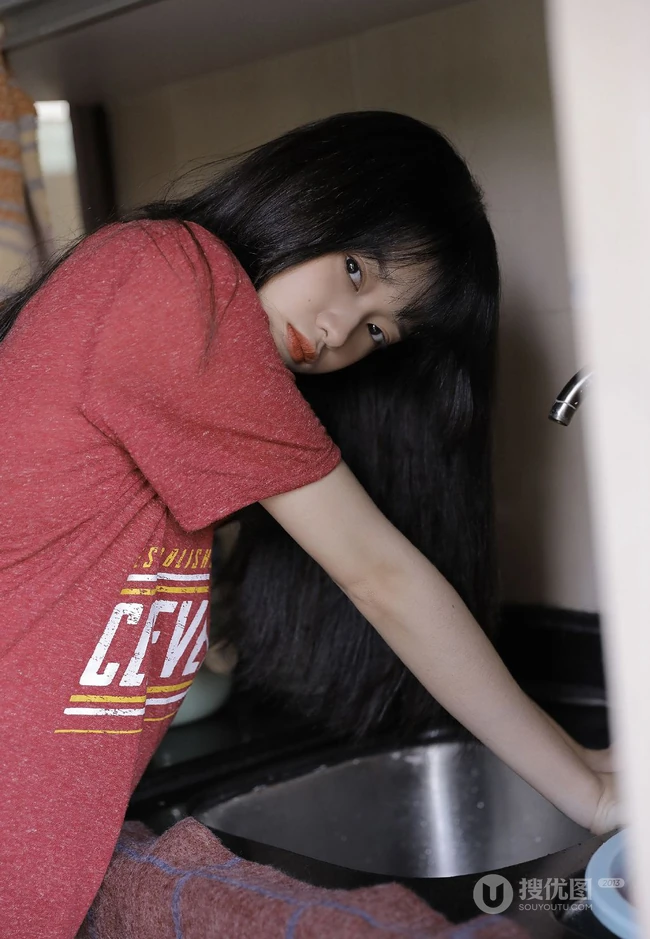 厨房里洗洗漱漱的可爱美丽少女身影唯美居家休闲装写真美照图集