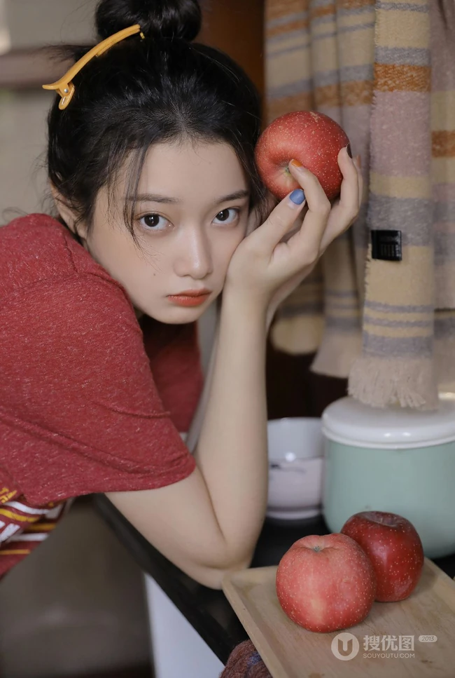 厨房里洗洗漱漱的可爱美丽少女身影唯美居家休闲装写真美照图集