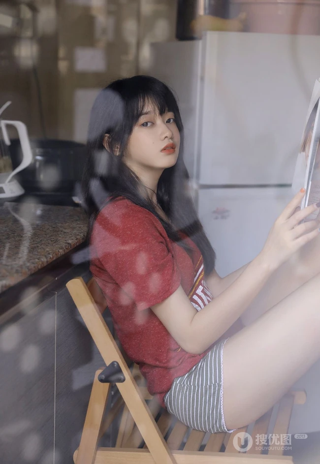 厨房里洗洗漱漱的可爱美丽少女身影唯美居家休闲装写真美照图集