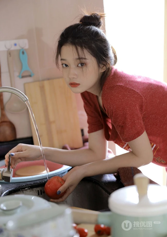 厨房里洗洗漱漱的可爱美丽少女身影唯美居家休闲装写真美照图集