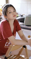厨房里洗洗漱漱的可爱美丽少女身影唯美居家休闲装写真美照图集
