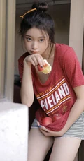 厨房里洗洗漱漱的可爱美丽少女身影唯美居家休闲装写真美照图集