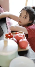 厨房里洗洗漱漱的可爱美丽少女身影唯美居家休闲装写真美照图集