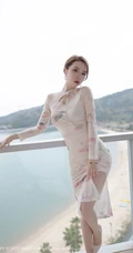 气质轻熟梦心玥浅色印花旗袍袜装穿着海边别墅阳台柔美婀娜写真套图