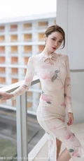 气质轻熟梦心玥浅色印花旗袍袜装穿着海边别墅阳台柔美婀娜写真套图