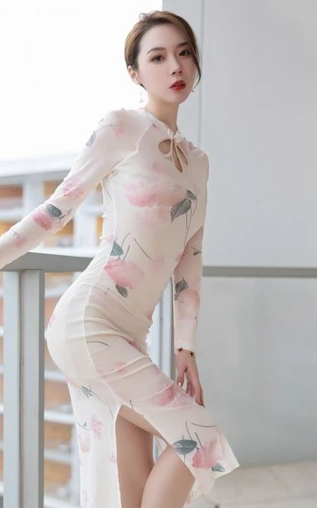 气质轻熟梦心玥浅色印花旗袍袜装穿着海边别墅阳台柔美婀娜写真套图