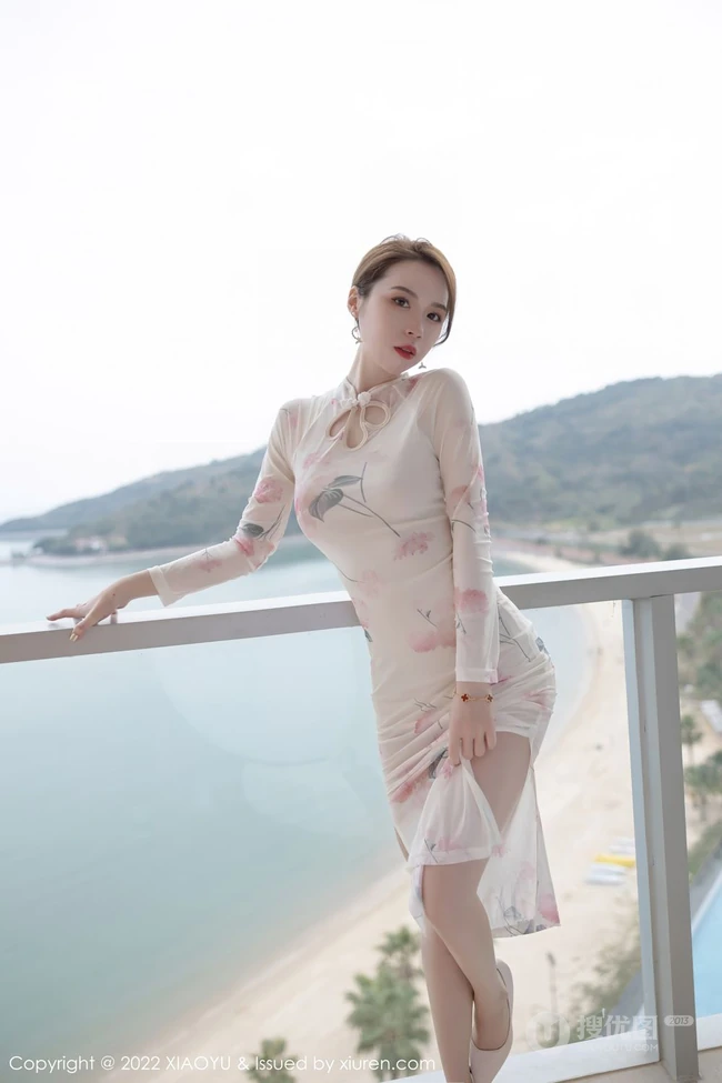 气质轻熟梦心玥浅色印花旗袍袜装穿着海边别墅阳台柔美婀娜写真套图