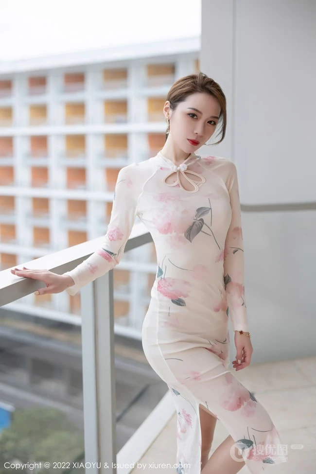 气质轻熟梦心玥浅色印花旗袍袜装穿着海边别墅阳台柔美婀娜写真套图