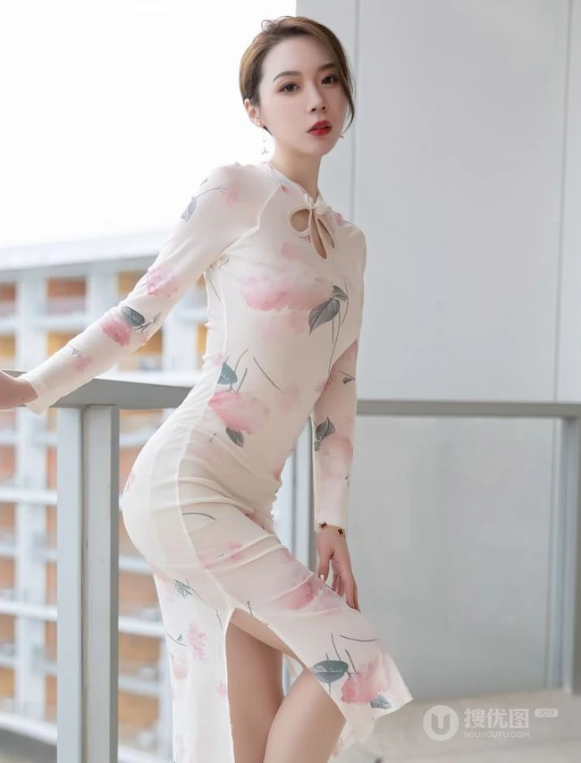 气质轻熟梦心玥浅色印花旗袍袜装穿着海边别墅阳台柔美婀娜写真套图
