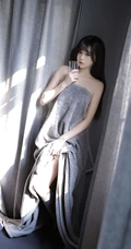 湖南籍辣妹子颜沁小露香肩线条感室内写真，肌肤白皙，身材有型，楚楚可人