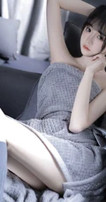 湖南籍辣妹子颜沁小露香肩线条感室内写真，肌肤白皙，身材有型，楚楚可人