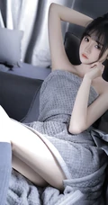湖南籍辣妹子颜沁小露香肩线条感室内写真，肌肤白皙，身材有型，楚楚可人