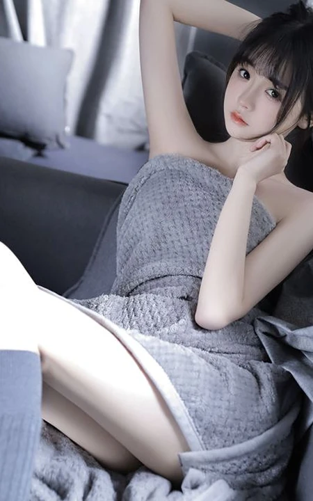 湖南籍辣妹子颜沁小露香肩线条感室内写真，肌肤白皙，身材有型，楚楚可人