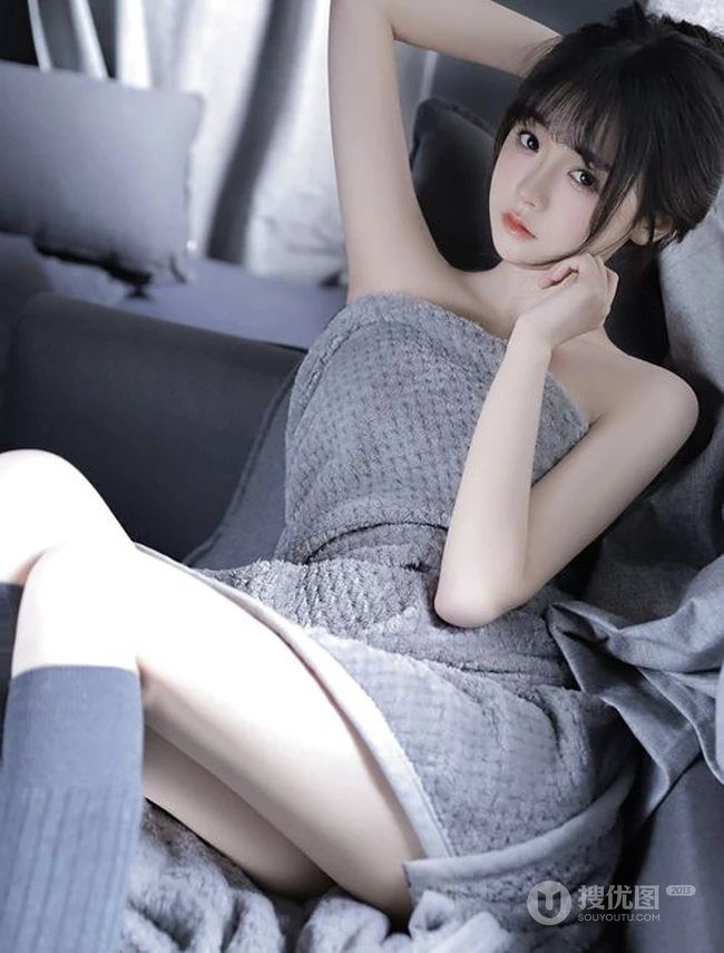 湖南籍辣妹子颜沁小露香肩线条感室内写真，肌肤白皙，身材有型，楚楚可人