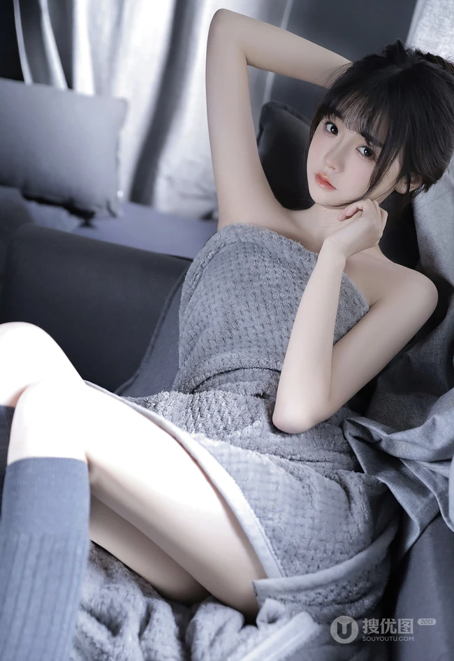 湖南籍辣妹子颜沁小露香肩线条感室内写真，肌肤白皙，身材有型，楚楚可人