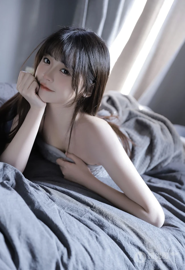 湖南籍辣妹子颜沁小露香肩线条感室内写真，肌肤白皙，身材有型，楚楚可人