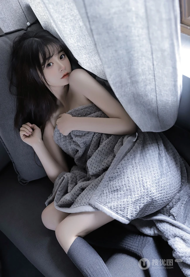 湖南籍辣妹子颜沁小露香肩线条感室内写真，肌肤白皙，身材有型，楚楚可人