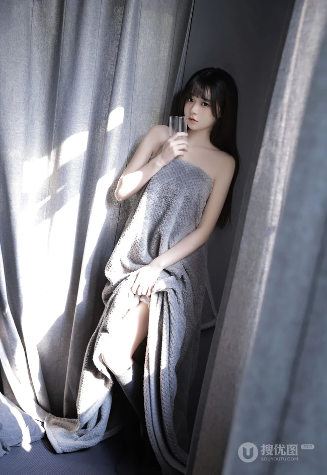 湖南籍辣妹子颜沁小露香肩线条感室内写真，肌肤白皙，身材有型，楚楚可人