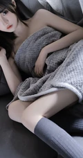 湖南籍辣妹子颜沁小露香肩线条感室内写真，肌肤白皙，身材有型，楚楚可人
