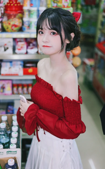 商场偶遇漂亮可爱美女小姐姐手机壁纸图片，笑容腼腆，香肩迷人
