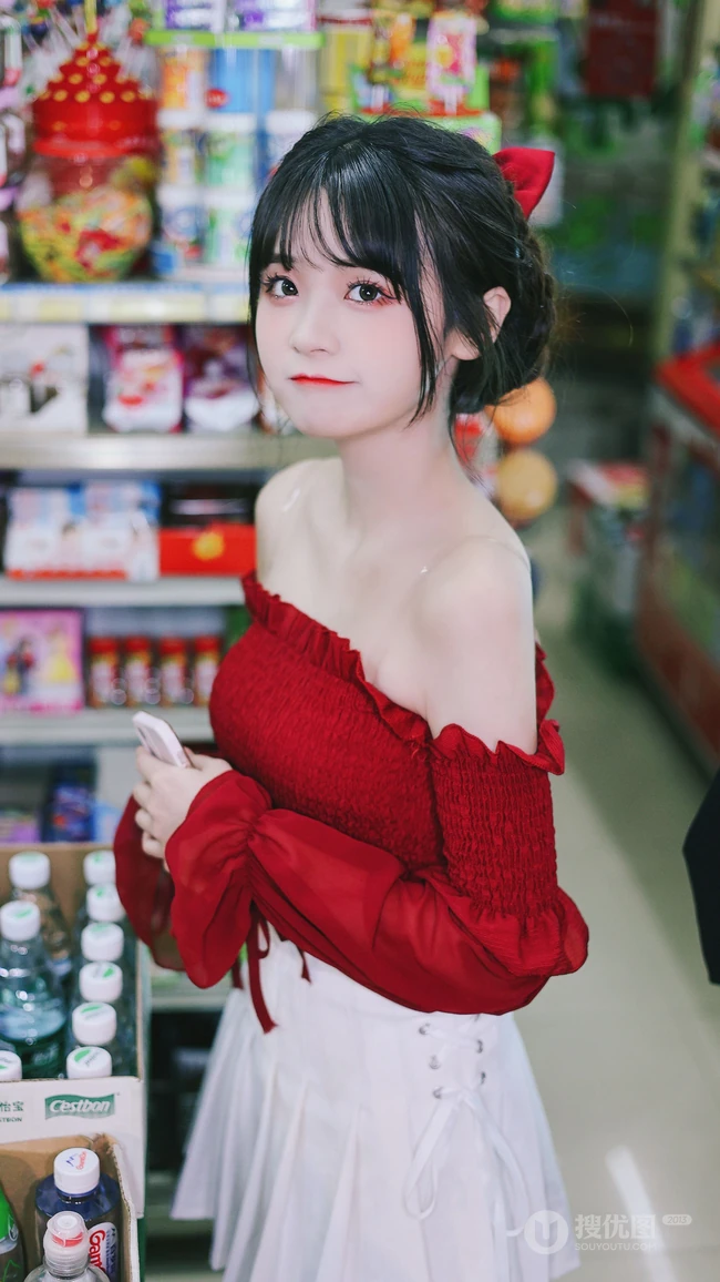 商场偶遇漂亮可爱美女小姐姐手机壁纸图片，笑容腼腆，香肩迷人