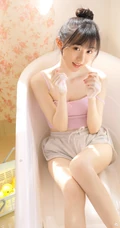 爱了，爱了，浴缸里的浅粉小可爱，漂亮可人丸子头少女肩带背心短裤写真图片