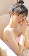 爱了，爱了，浴缸里的浅粉小可爱，漂亮可人丸子头少女肩带背心短裤写真图片