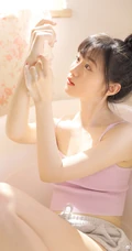 爱了，爱了，浴缸里的浅粉小可爱，漂亮可人丸子头少女肩带背心短裤写真图片