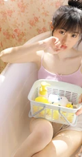 爱了，爱了，浴缸里的浅粉小可爱，漂亮可人丸子头少女肩带背心短裤写真图片