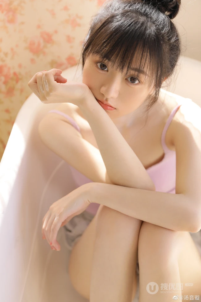 爱了，爱了，浴缸里的浅粉小可爱，漂亮可人丸子头少女肩带背心短裤写真图片