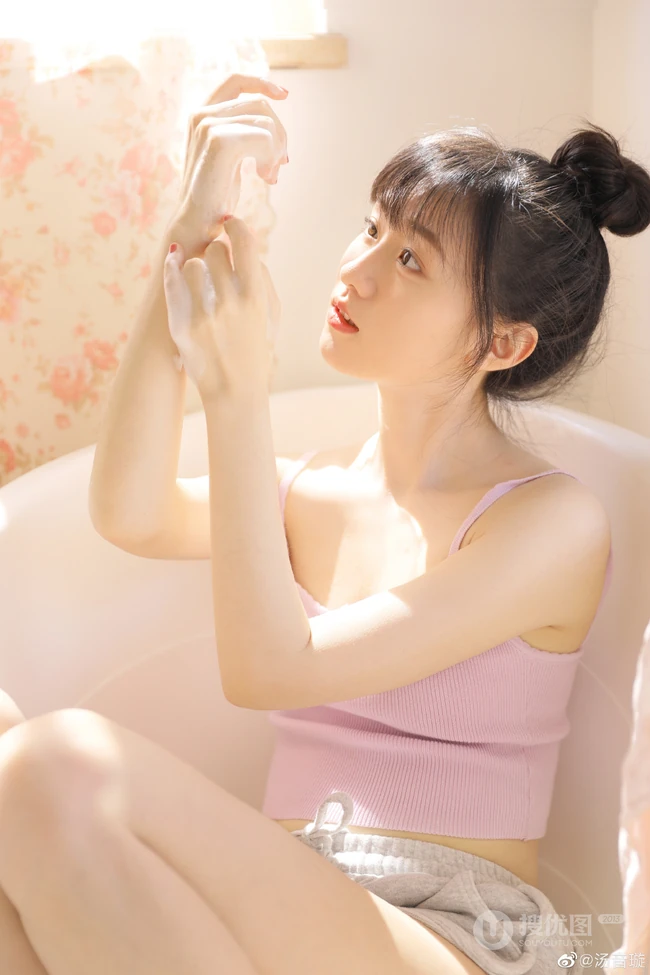 爱了，爱了，浴缸里的浅粉小可爱，漂亮可人丸子头少女肩带背心短裤写真图片